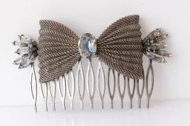 GRAY COMB HAIR